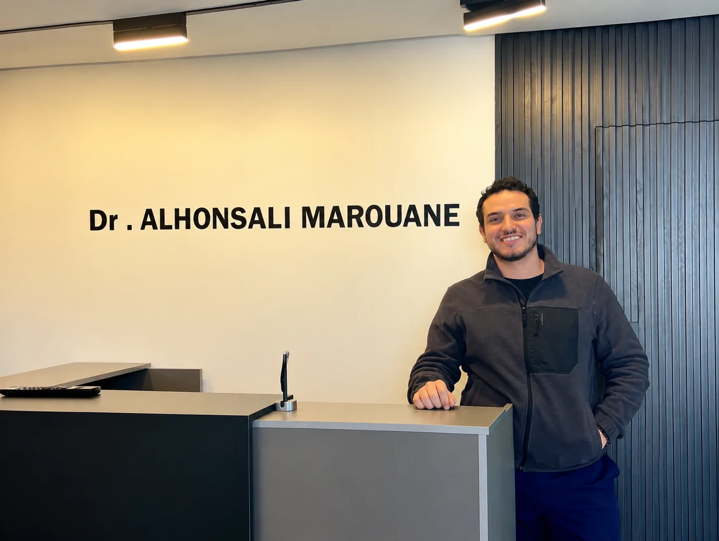 Dr Alhonsali Marouane à l'accueil du cabinet A/M Dental Center à Rabat