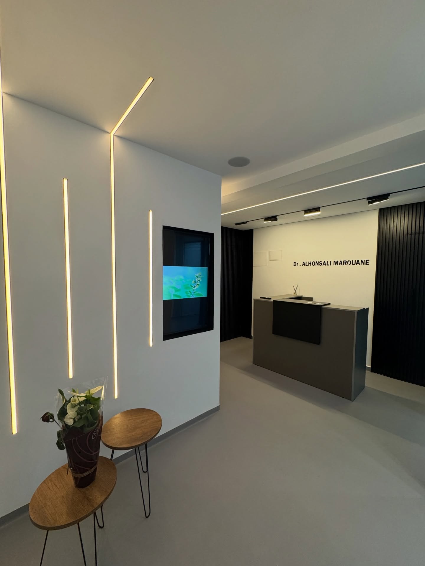 Réception moderne du cabinet dentaire A/M Dental Center à Rabat